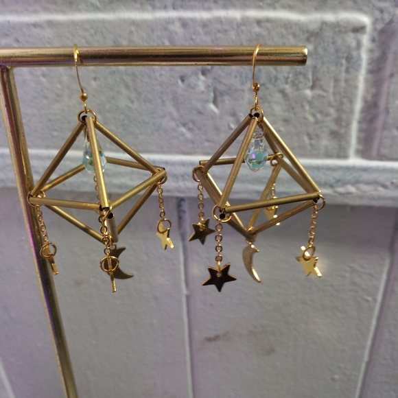 Goldtone geometric earings - Picture 8 of 8